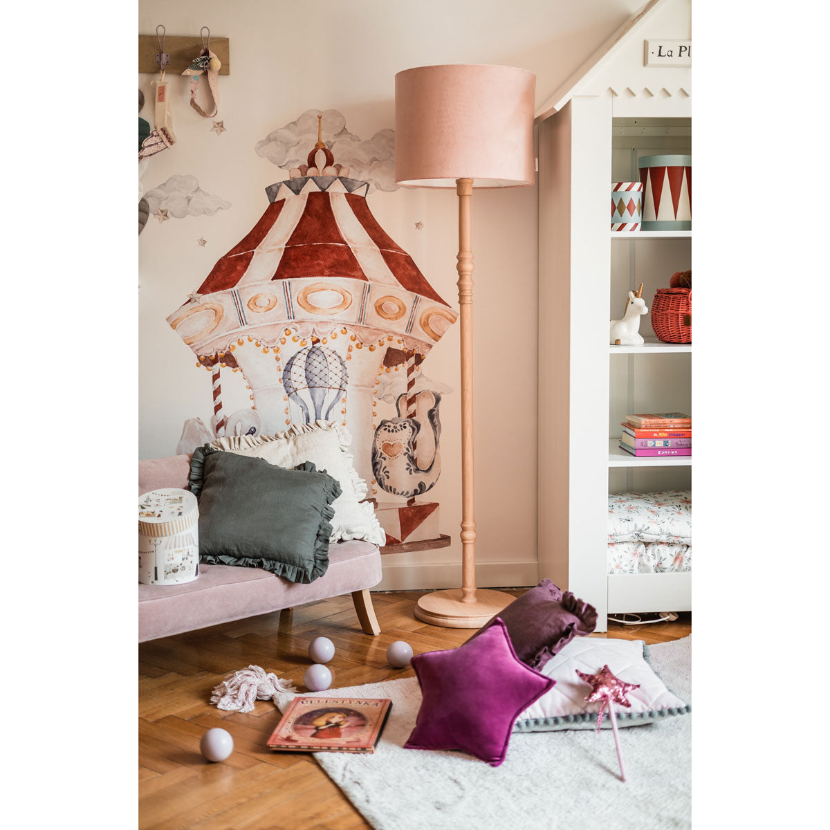 Marry Go Round Wallstickers