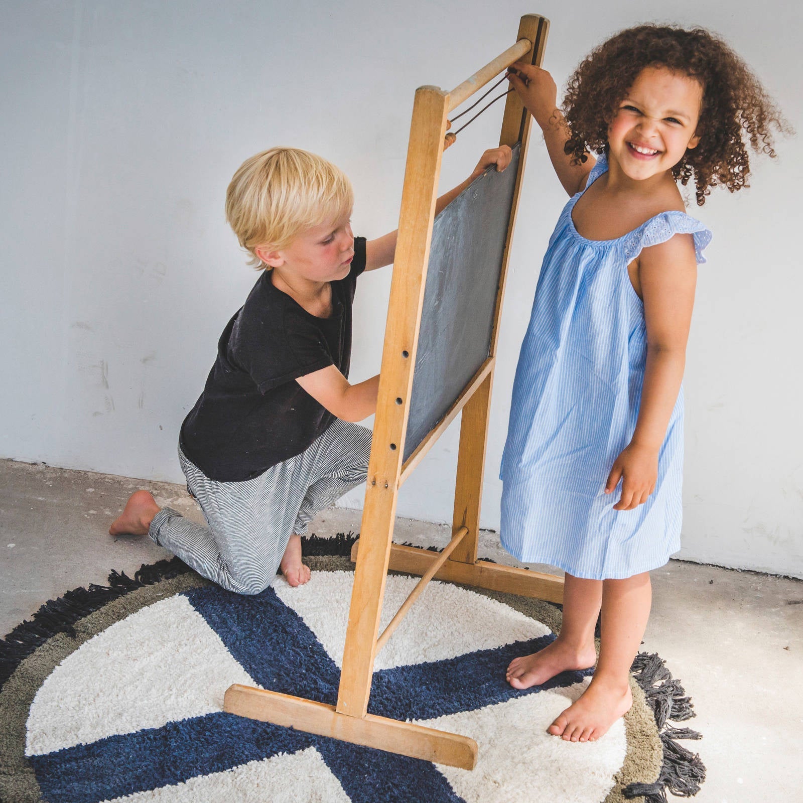 Round Crosses Rug - Navy,Green